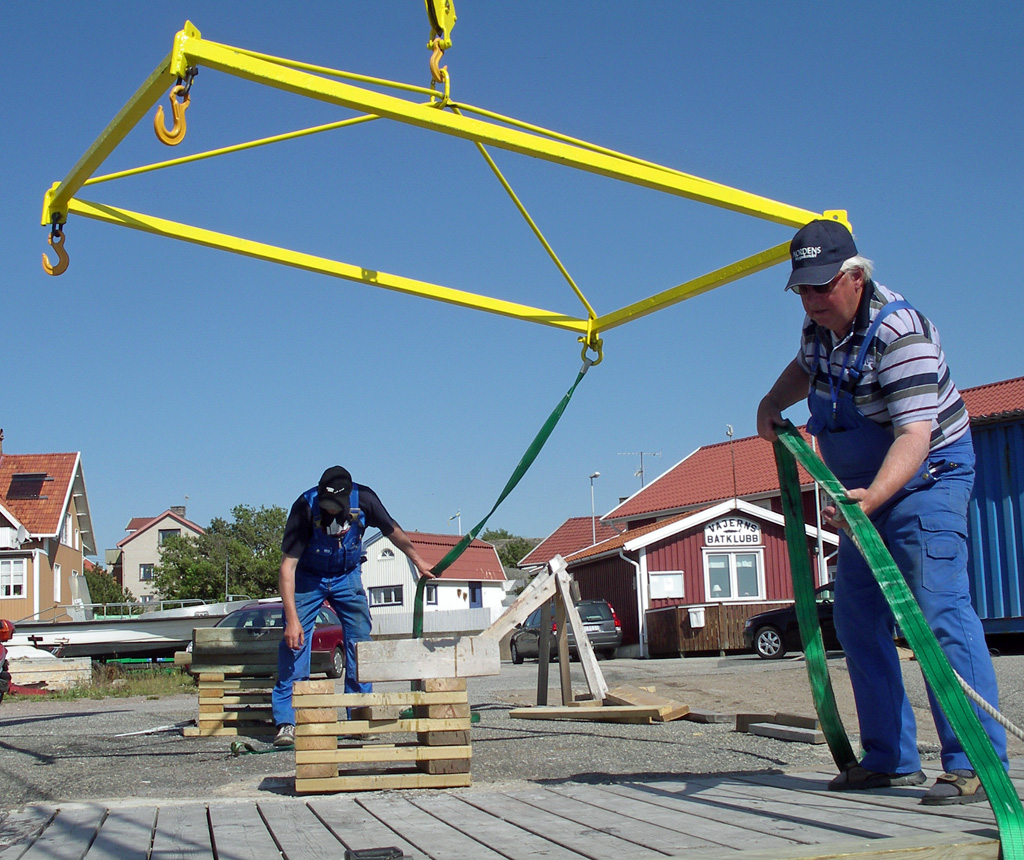 Bertil Hansson & Odd Harald Karlsson assisterar